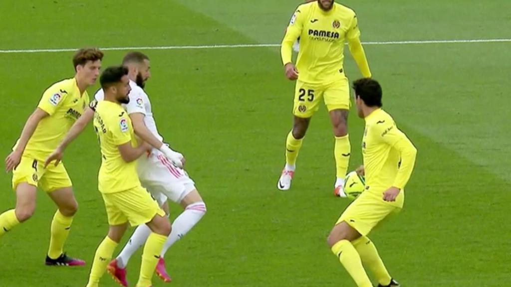 Mano de Dani Parejo en el área del Villarreal