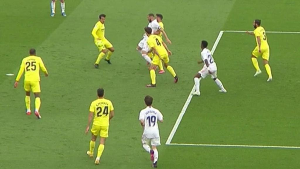 Mano de Dani Parejo en el área del Villarreal