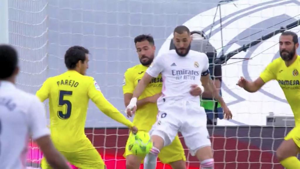 Mano de Dani Parejo en el área del Villarreal