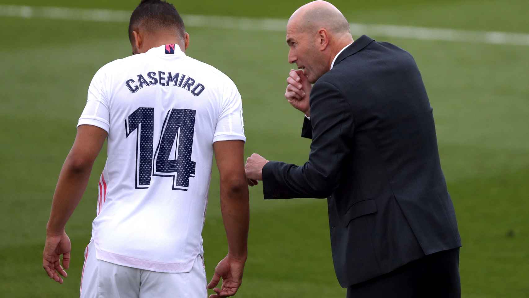 Casemiro recibe órdenes de Zinedine Zidane en la banda