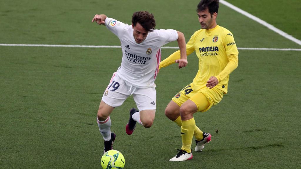 Alvaro Odriozola, presionado por Manu Trigueros