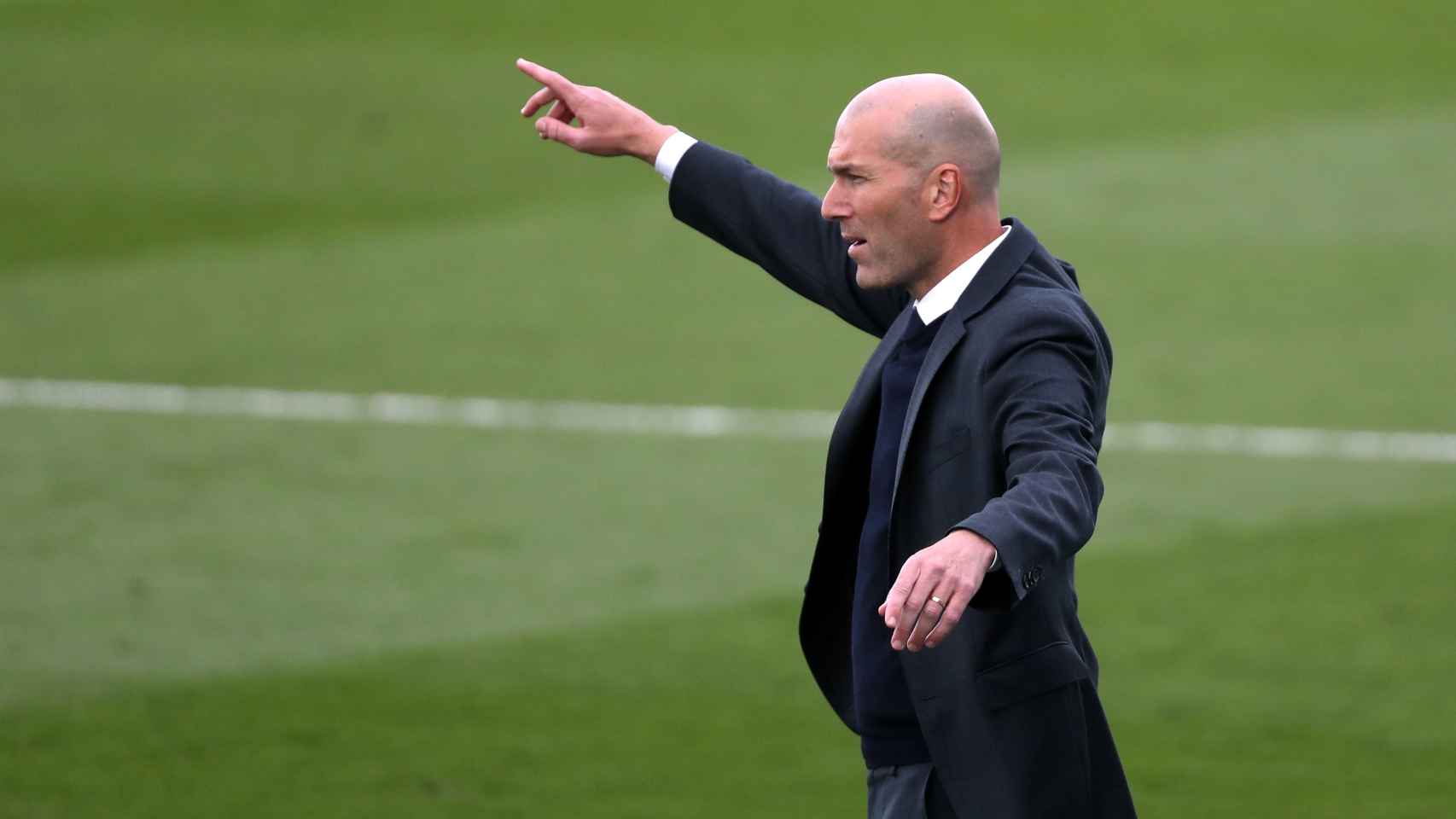 Zinedine Zidane da indicaciones a sus jugadores en Di Stéfano
