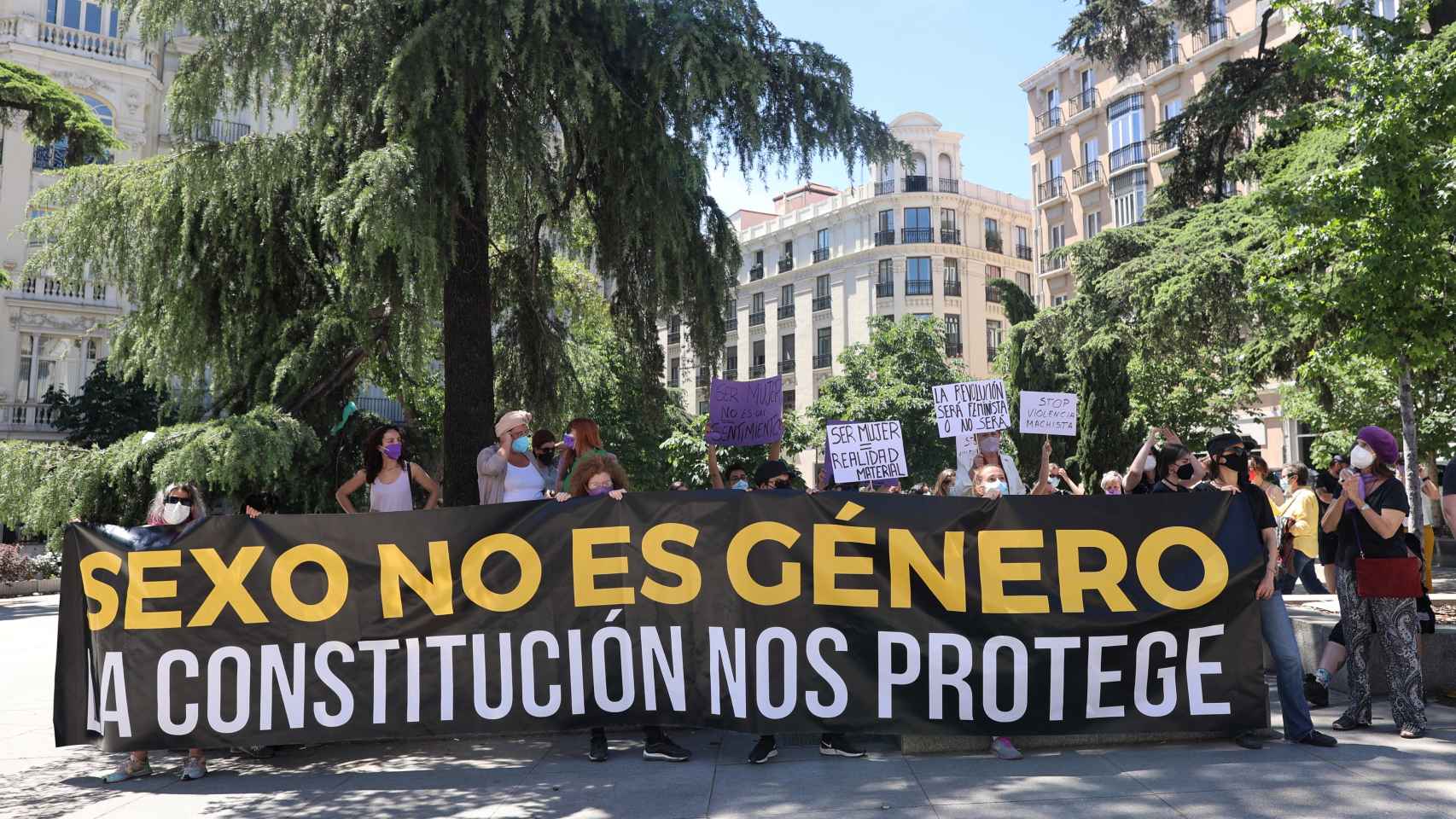 La Alianza contra el Borrado de Mujeres frente al Congreso de los Diputados el pasado 18 de mayo.