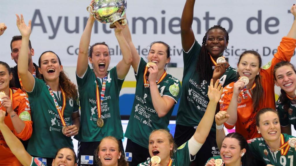 Las jugadoras recogiendo al medalla.