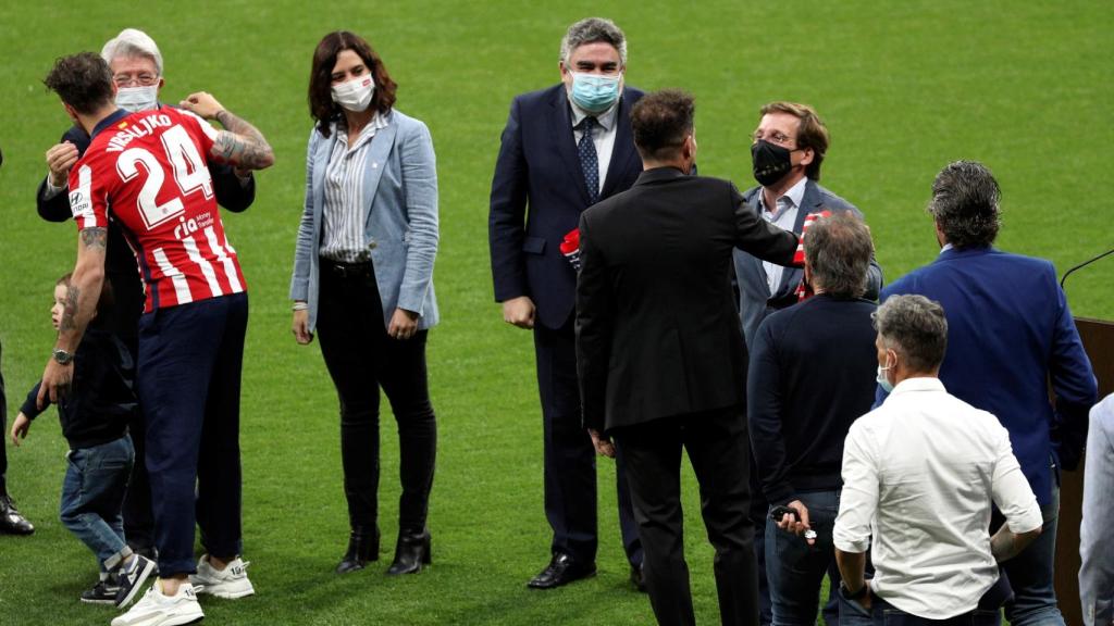 Isabel Díaz Ayuso, José Luis Martínez Almedia y José Manuel Rodríguez Uribes en la celebración del Atlético de Madrid