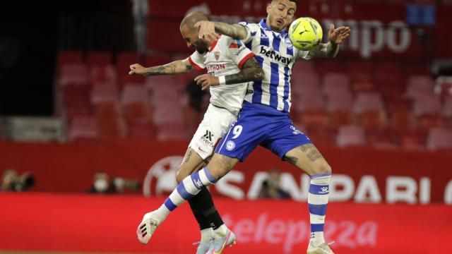 Sevilla y Alavés pelean un balón