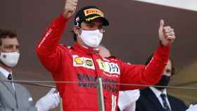 Carlos Sainz celebra el segundo puesto en el GP de Mónaco