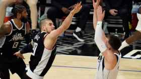 Luka Doncic lanzando por encima de Ivica Zubac en los playoffs de la NBA