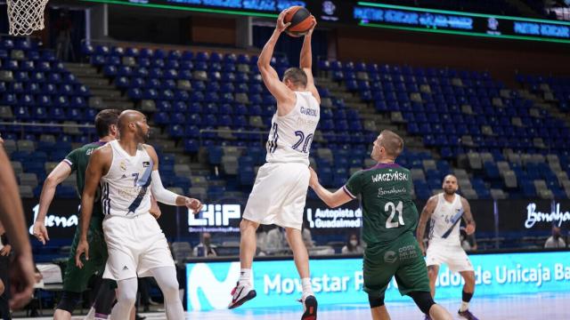 Carroll lanzando en el Unicaja - Real Madrid