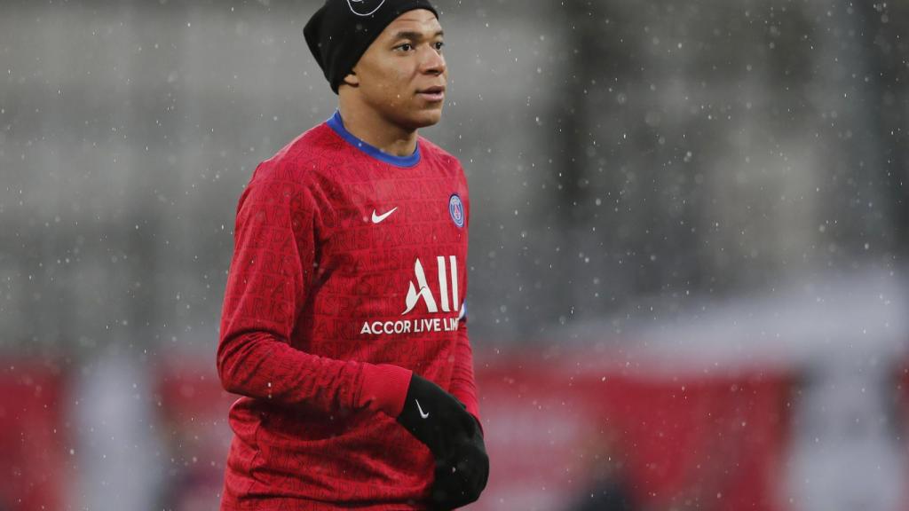 Mbappé durante un calentamiento con el PSG