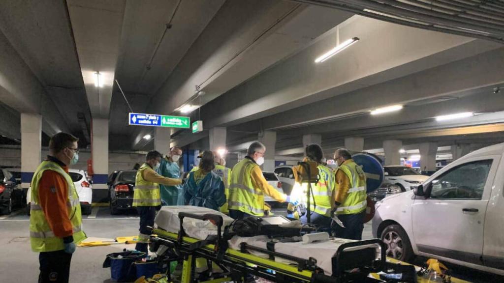 Los sanitarios del Samur, tras atender al adolescente fallecido en la Plaza de Santa Ana de Madrid. Foto: Emergencias Madrid