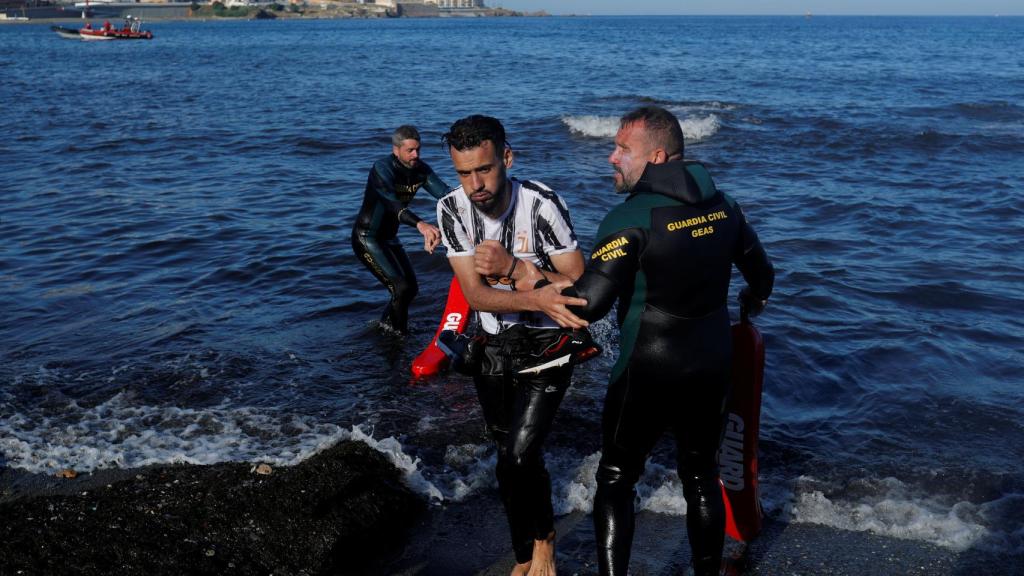 La Guardia Civil socorre a inmigrantes marroquíes en El Tarjal.