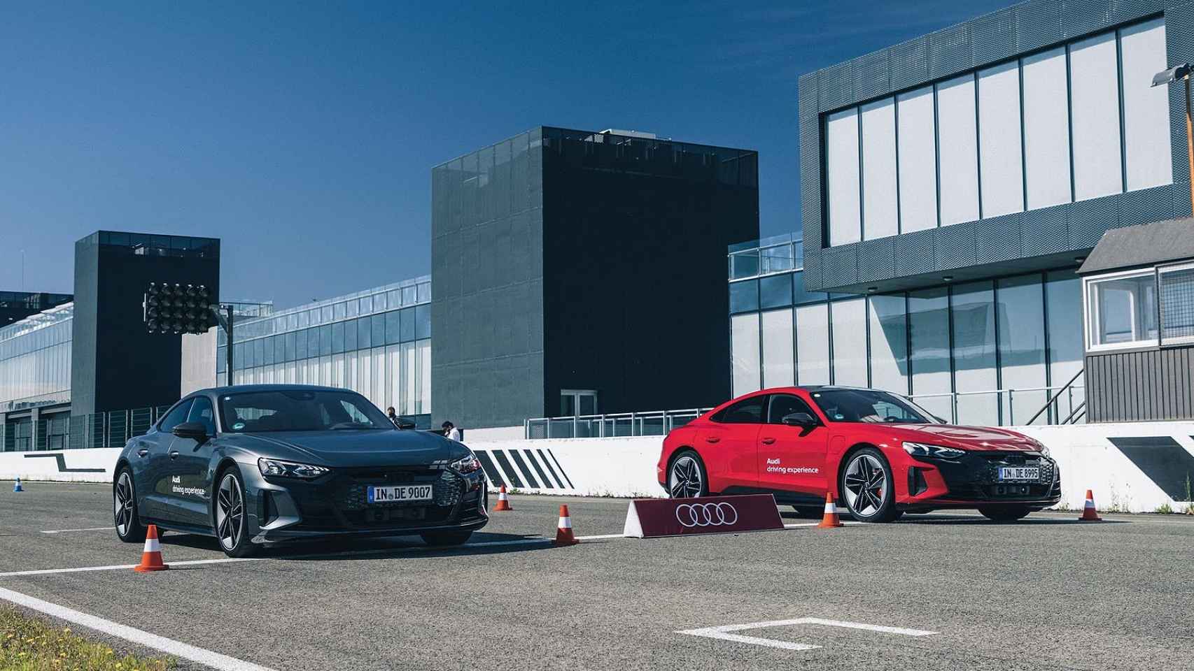 Así son los cursos de conducción del Audi Driving Experience; nos subimos al e-tron GT y al R8
