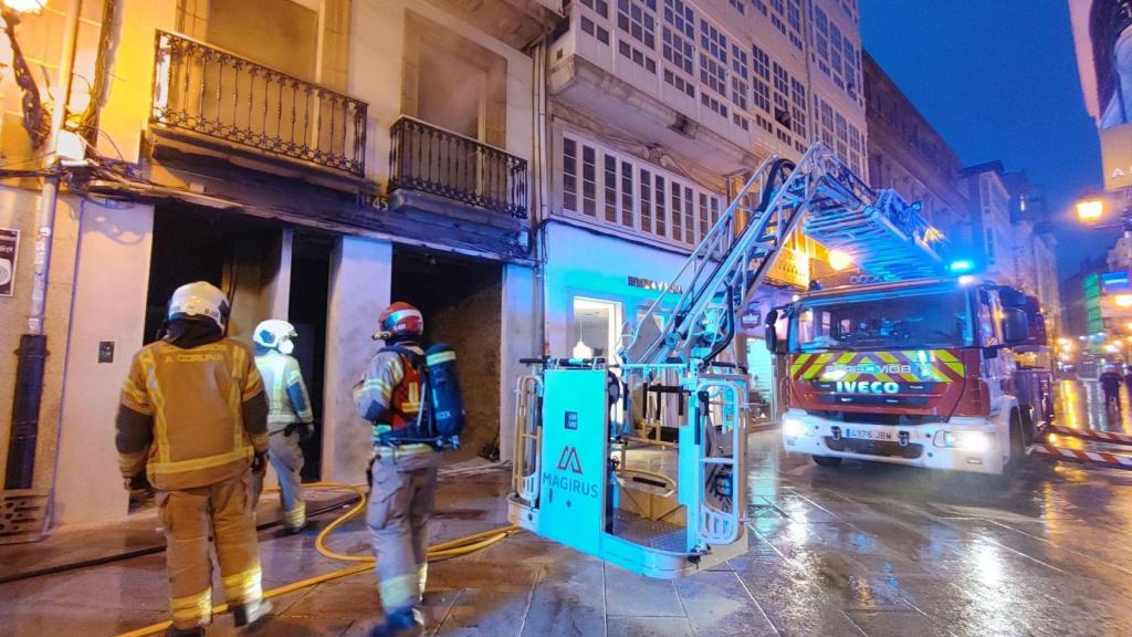 Los bomberos en la calle real de A Coruña