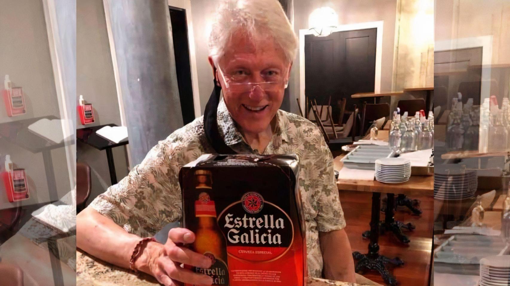 Bill Clinton se une a la Resistencia y posa con un pack de Estrella Galicia