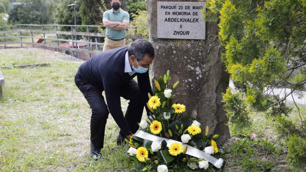 El presidente de la Comunidad Marroquí de Tui realiza la entrega floral en recuerdo de las víctimas