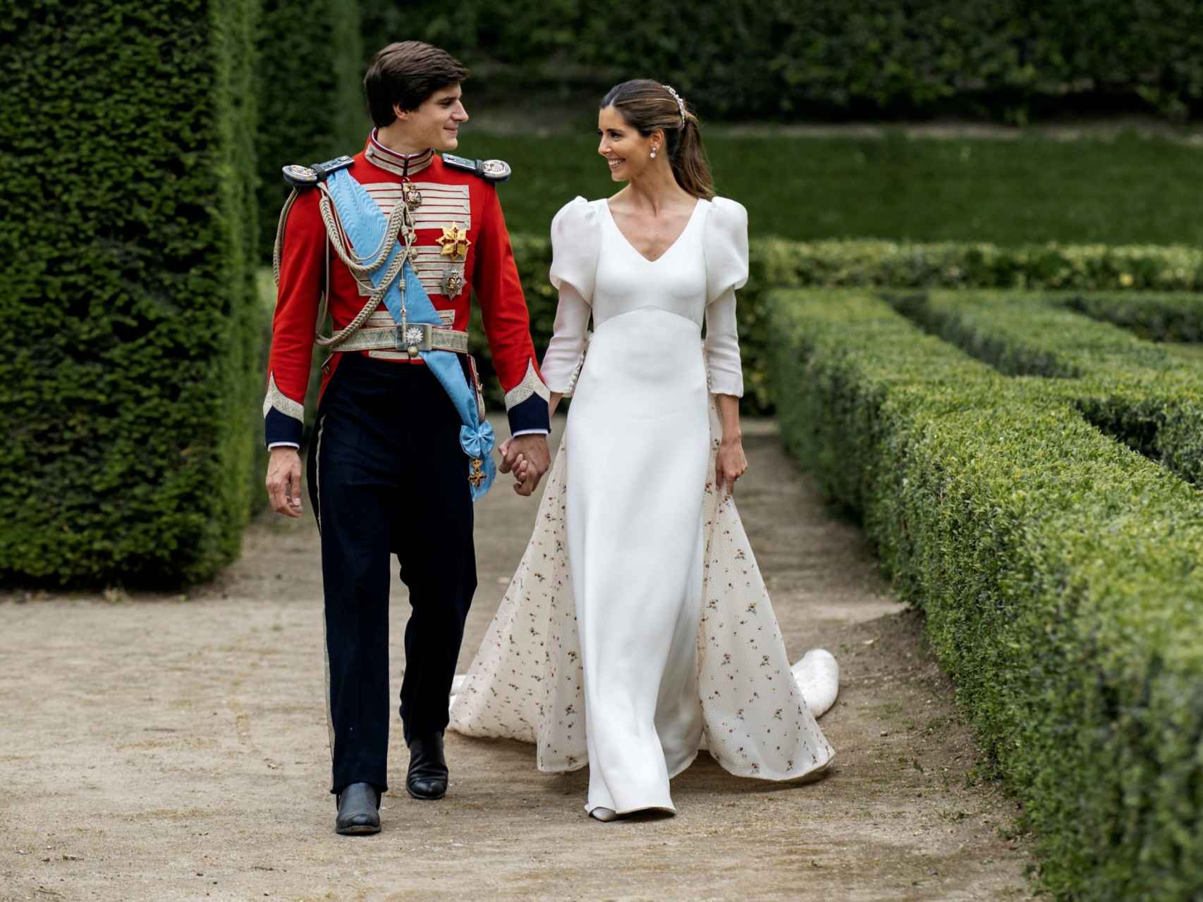 Los recién casados, paseando por los majestuosos jardines del Palacio de Liria.