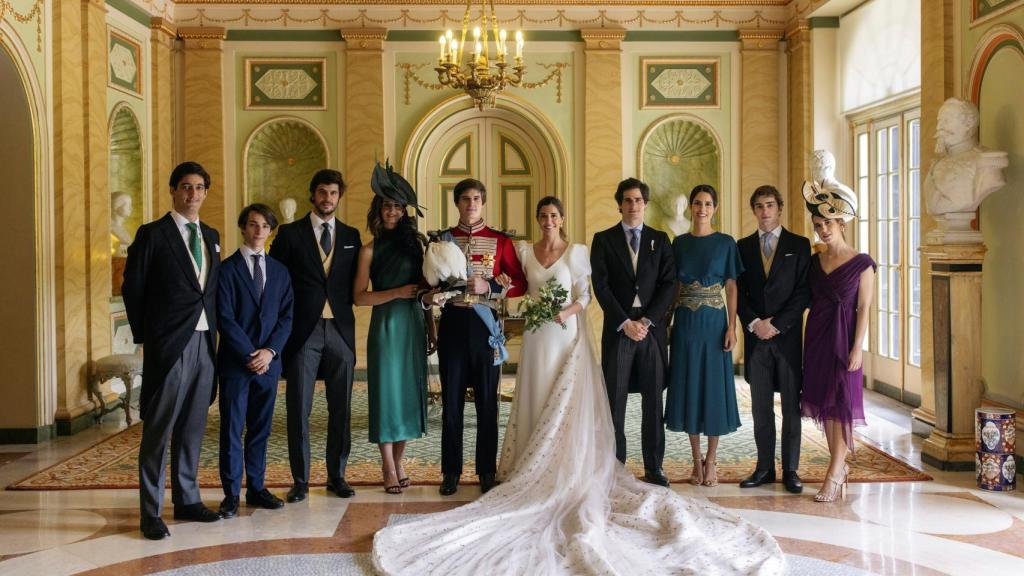 Foto de familia. El conde de Osorno Carlos Fitz-James Stuart (5i) y Belén Corsini (5d), acompañados por (i-d) Bernardo Horta e Costa, Borja Moreno Santamaría, Borja Corsini, Mónica Corsini, Duques de Huéscar, Gonzalo Corsini y María Corsini, tras su enlace matrimonial.