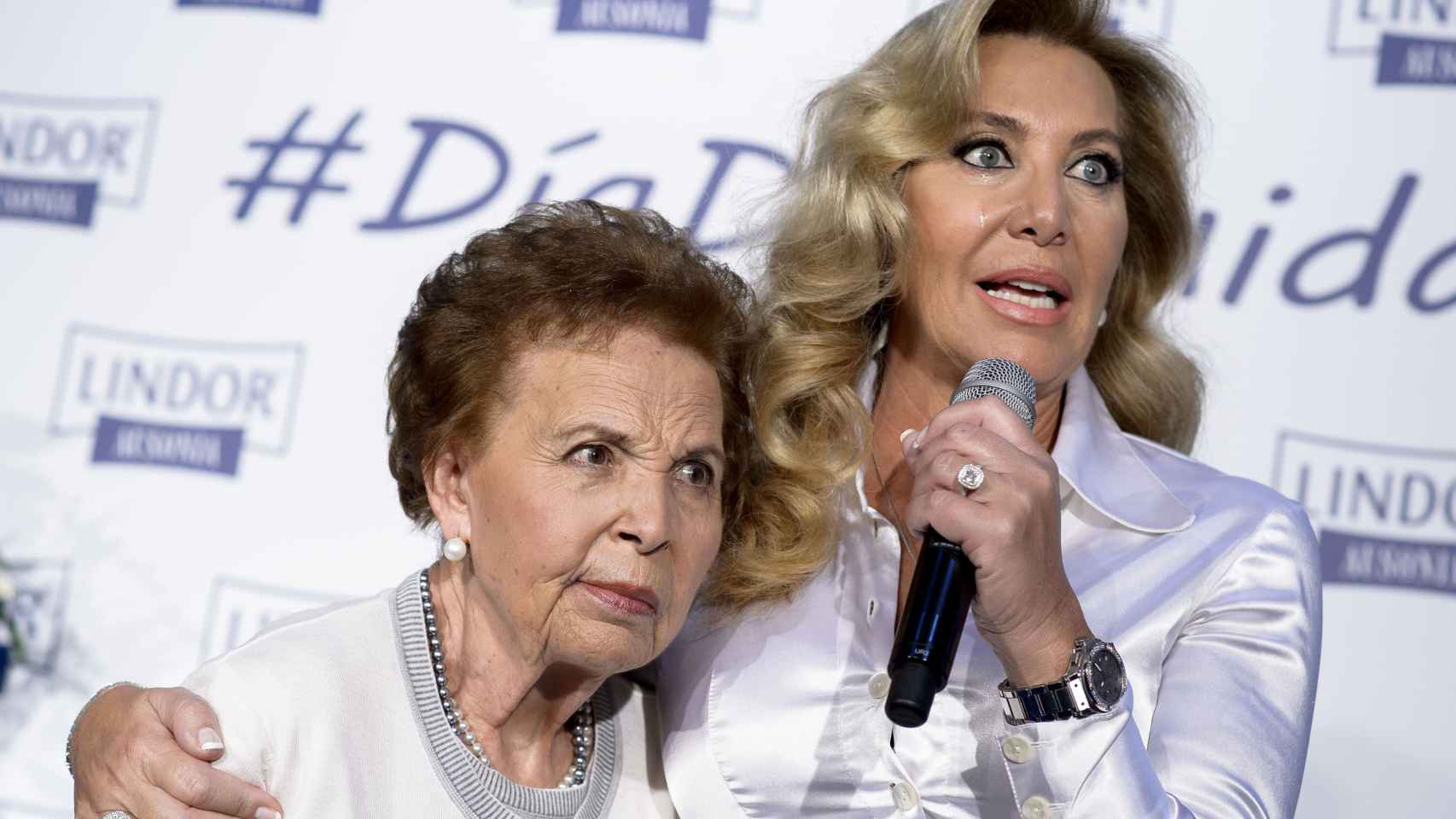 Norma Duval junto a su madre en un acto público en 2016.