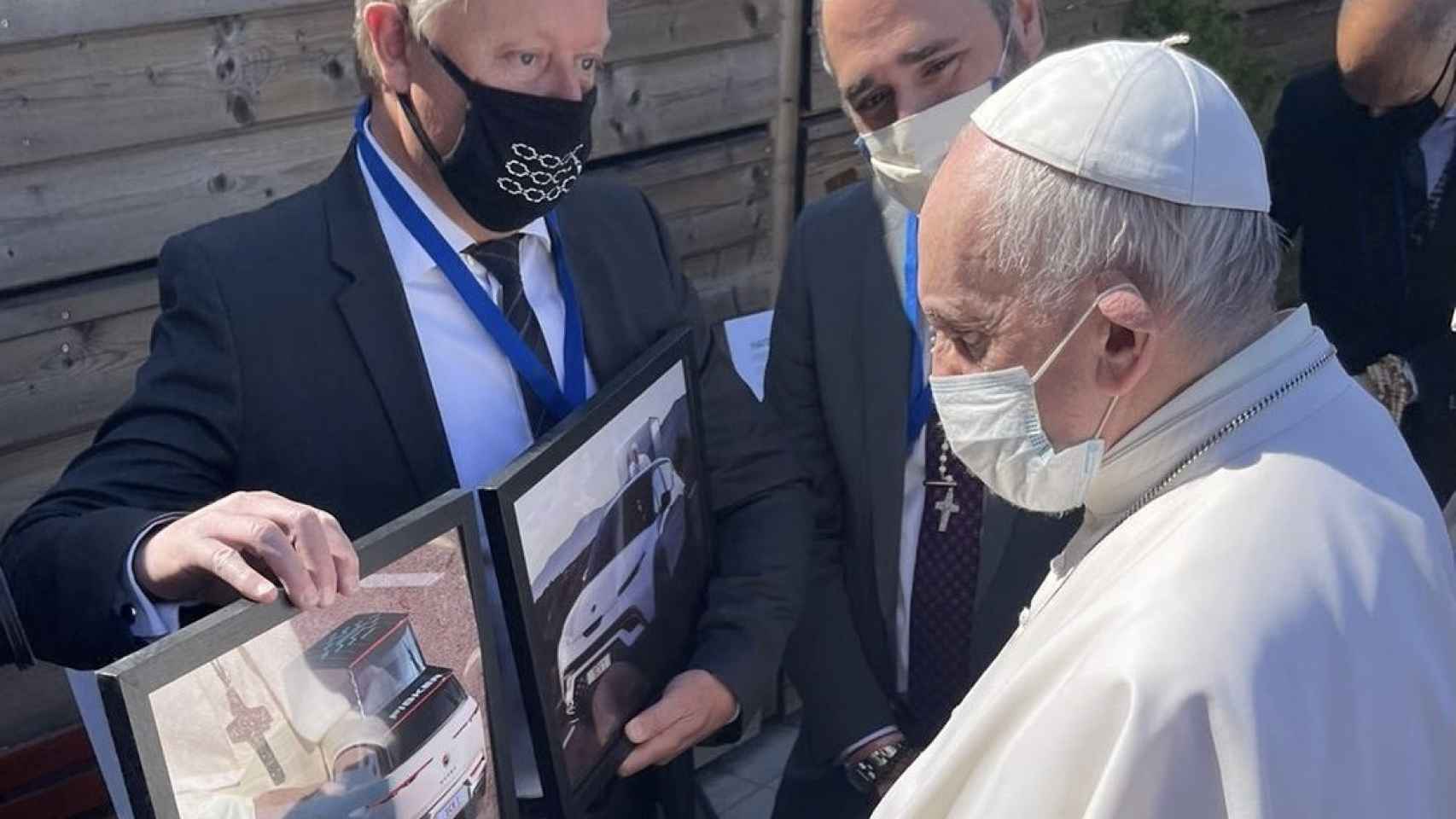 Los responsables de Fisker presentaron su visión de 'papamóvil' eléctrico al Papa Francisco.