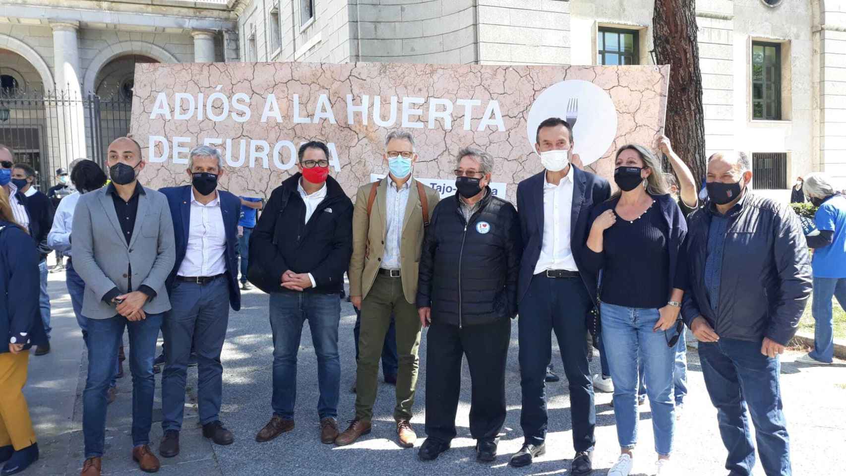 Alcaldes del PSOE con los regantes.