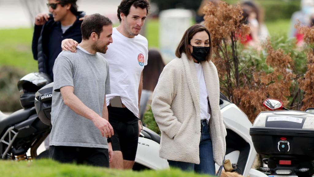 Tamara Falcó e Íñigo Onieva junto a un amigo en una imagen reciente por las calles de Madrid.