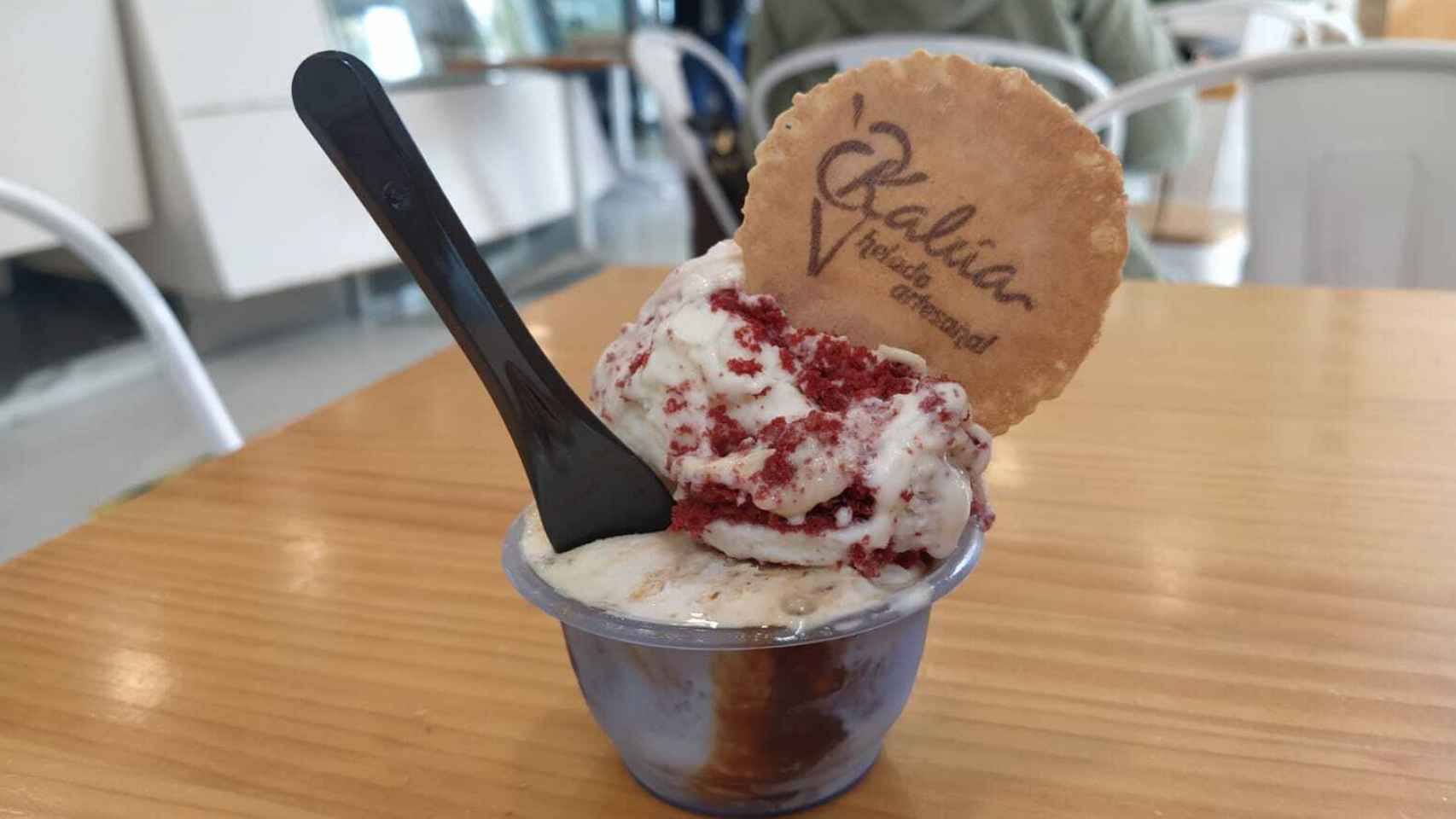 Tarrina de helado de Red Velvet y de Mascarpone con dulce de leche.