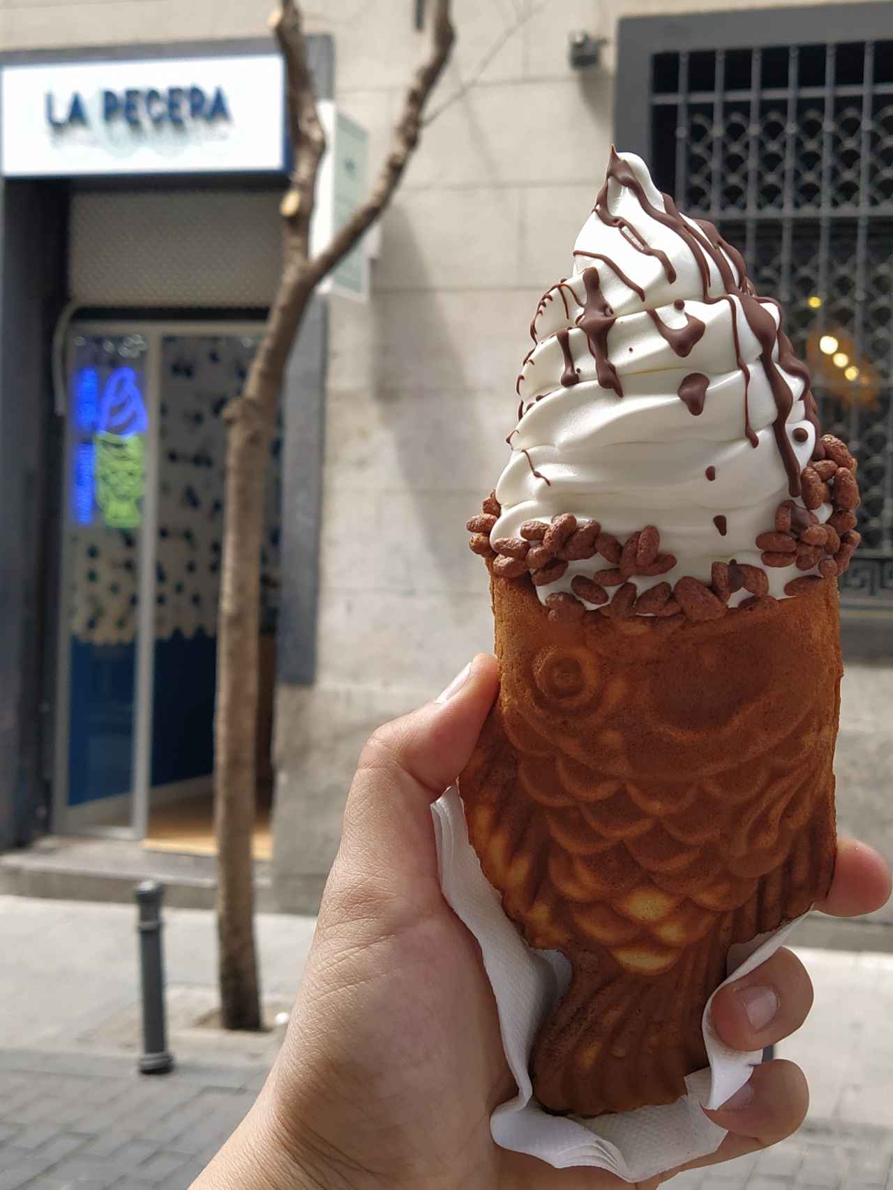 El helado de yogur griego de La Pecera, cuyo cono tiene forma de pez.