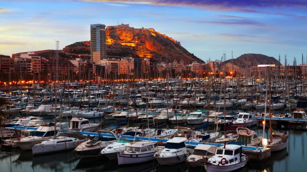 Puerto de Alicante, con el castillo al fondo.