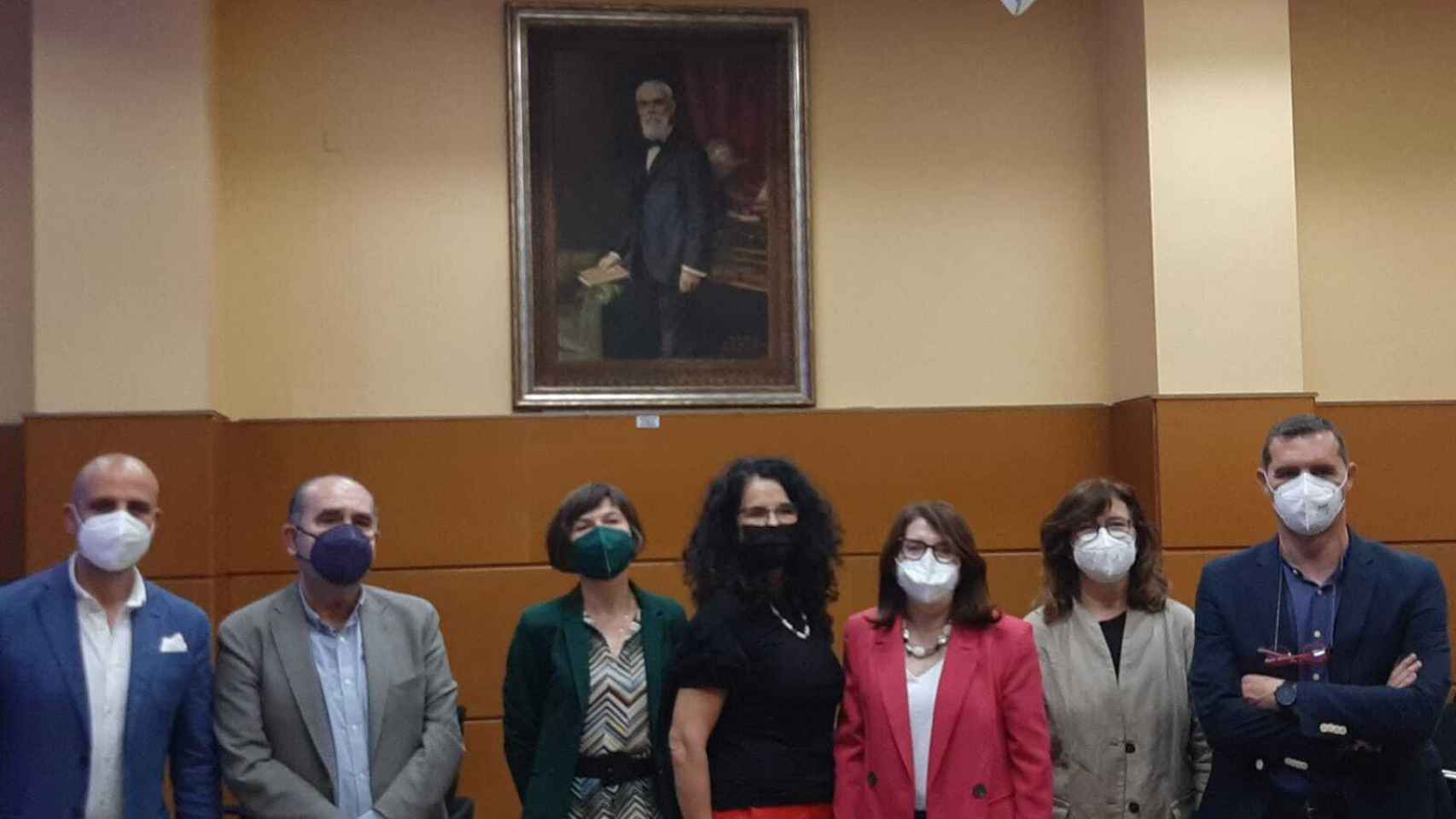 El retrato de Rafael Altamira preside la foto de familia por los cursos de verano con las autoridades de la Universidad de Alicante.