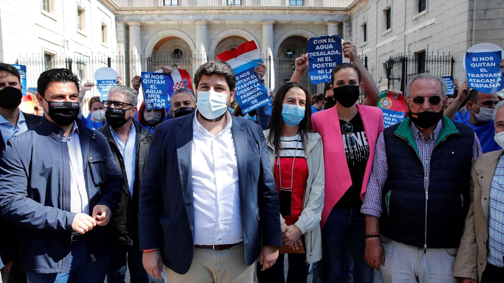 El presidente de la Región de Murcia, Fernando López Miras (c-i), participa en la protesta convocada este lunes en Madrid por el cambio de reglas de explotación del Trasvase Tajo-Segura .