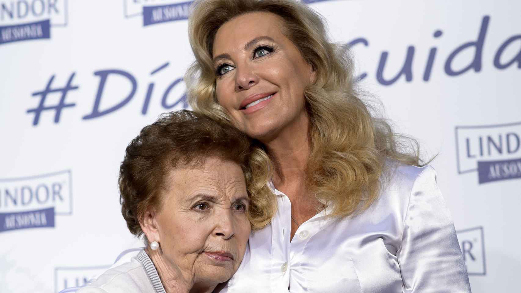 Purificación Aguilera junto a su hija Norma Duval.