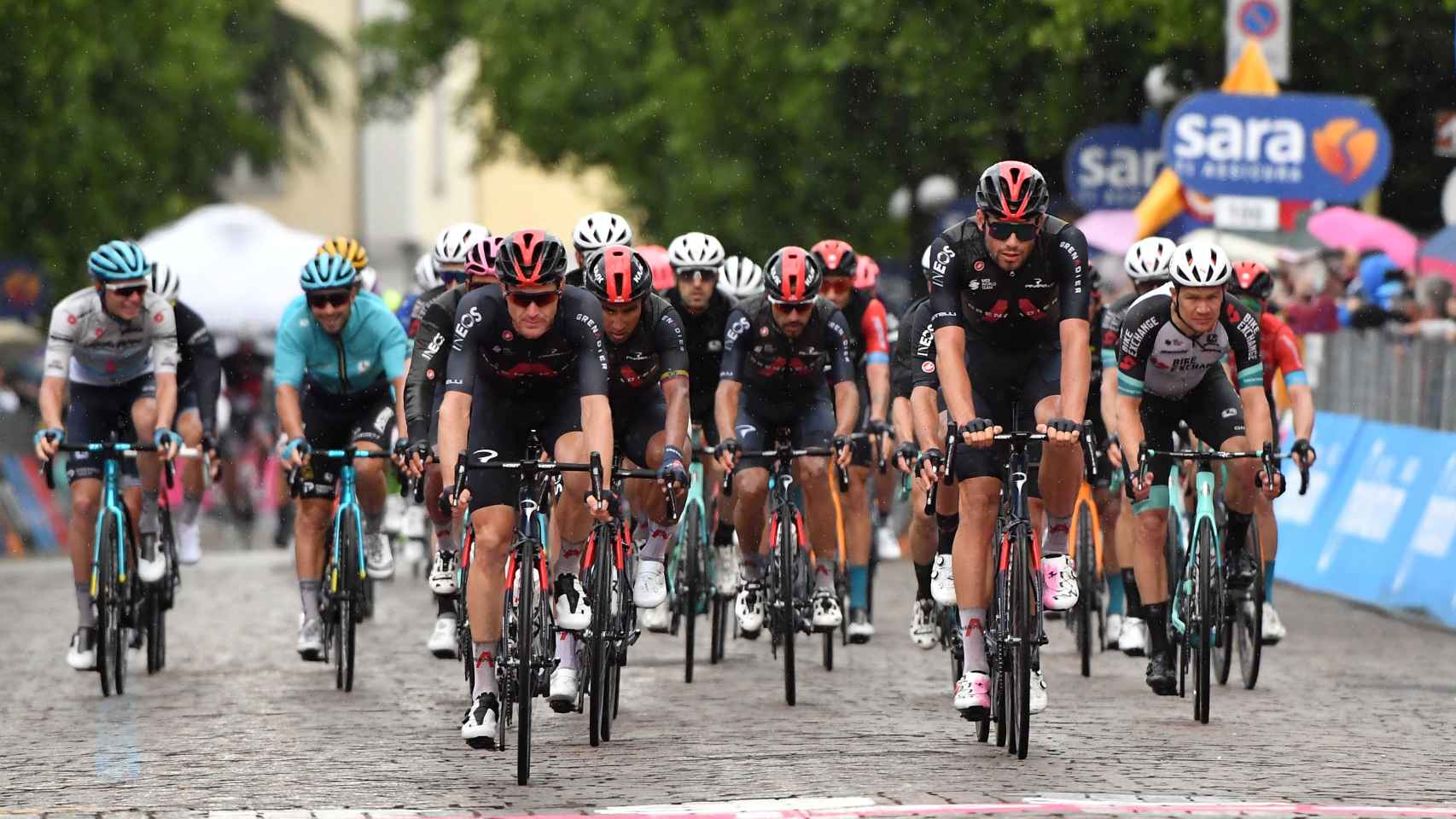 El pelotón del Giro de Italia entrando a meta