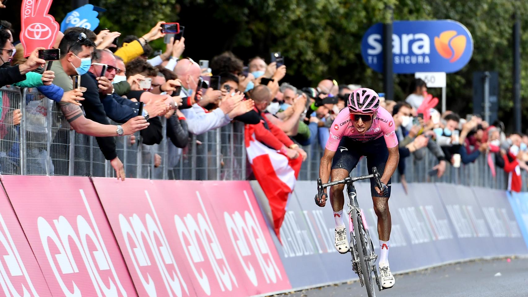Egan Bernal entrando en meta en una etapa del Giro de Italia 2021