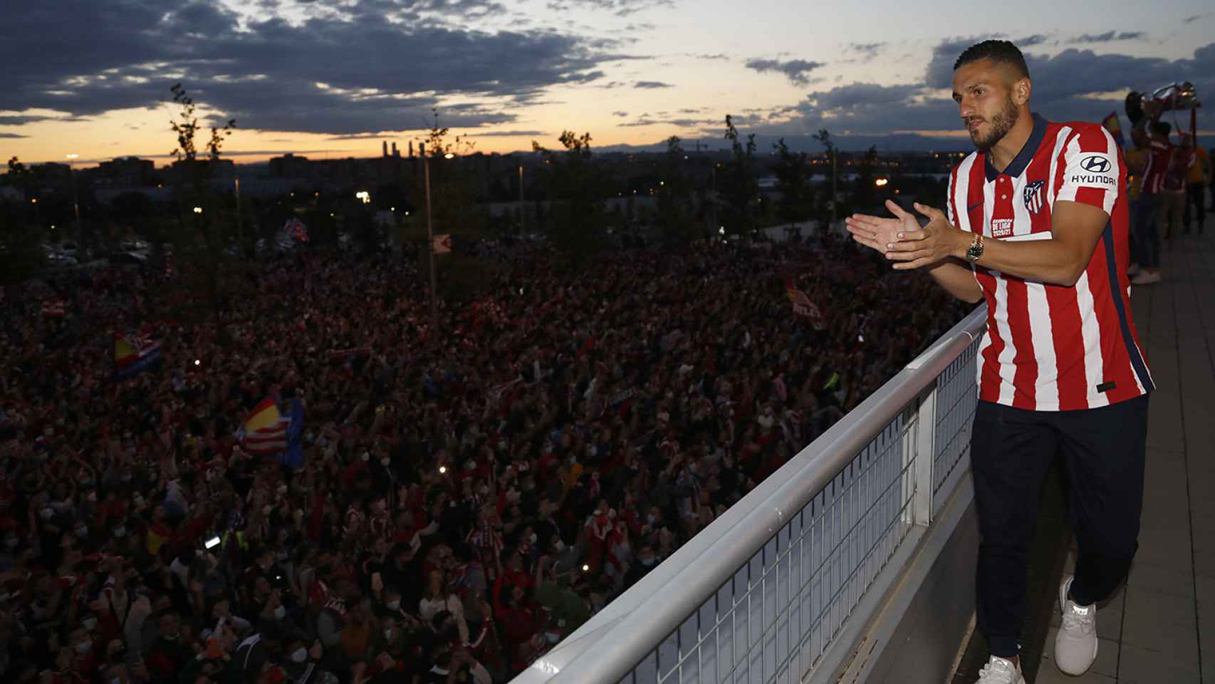 Koke celebra La Liga frente a cientos de aficionados
