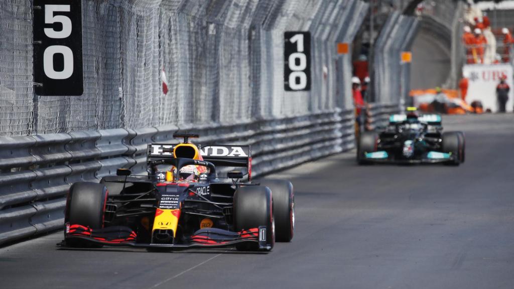 Verstappen rodando por delante de Bottas en Mónaco