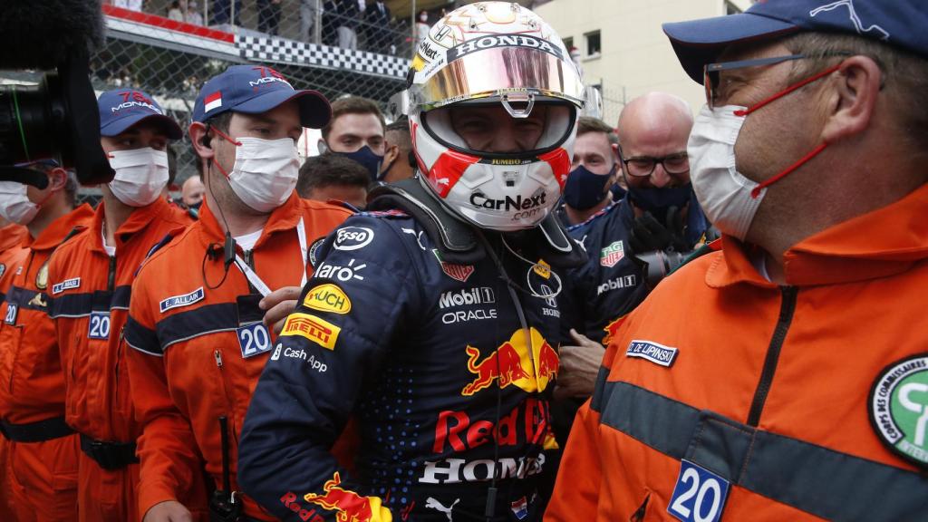 Verstappen felicitado por los mecánicos de Red Bull tras su victoria en Mónaco