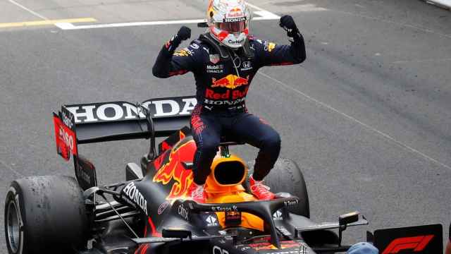 Verstappen celebra la victoria en Mónaco sobre su Red Bull RB16B