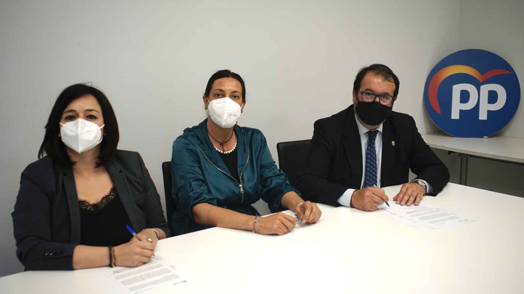 La secretaria general del PP andaluz, Loles López, junto a Virginia Pérez y Juan Ávila.