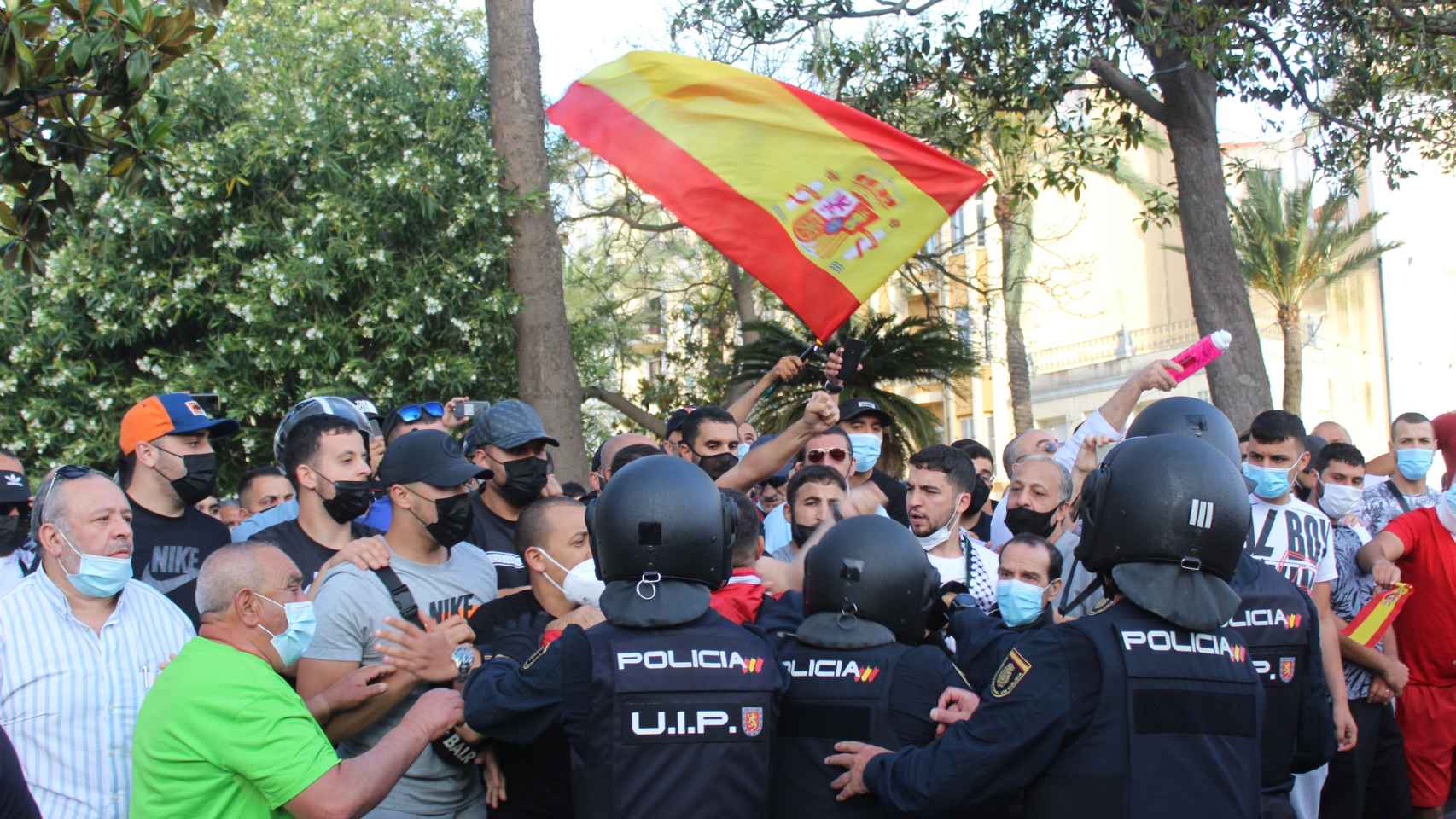 La Policía controla a un grupo de manifestantes con motivo de la presencia del presidente de Vox, Santiago Abascal, en Ceuta.