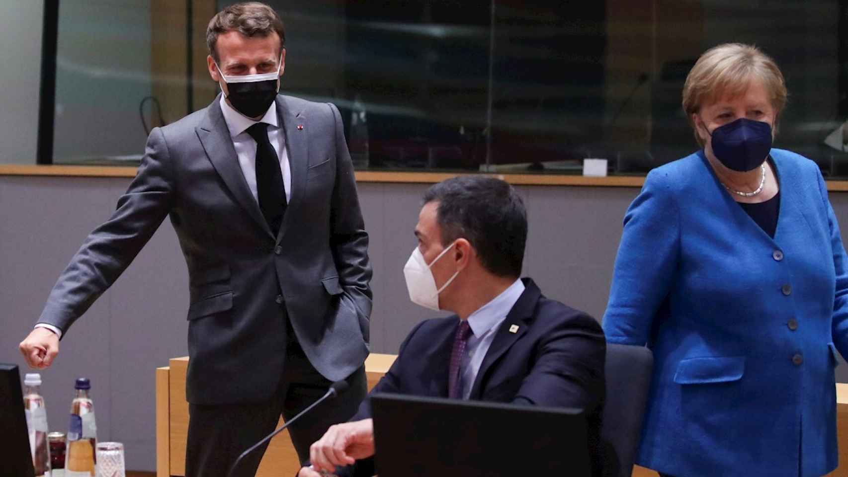 Emmanuel Macron, presidente francés, y Angela Merkel, canciller alemana, con Pedro Sánchez en el Consejo Europeo de Bruselas.