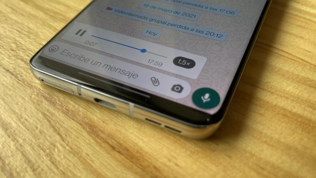 Un móvil reproduciendo un audio de WhatsApp por su altavoz principal.