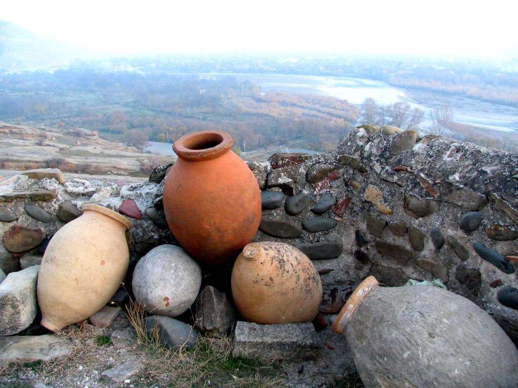 Las tinajas de barro utilizadas en Georgia, hace miles de años, recibían el nombre de “kvevri” y eran cruciales para la maduración de los vinos naranjas.(Fuente: Wikipedia)