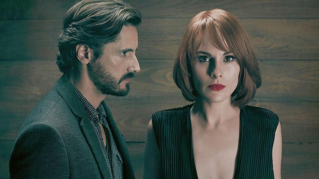 Juan Diego Botto y Michelle Dockery en 'Good Behavior'