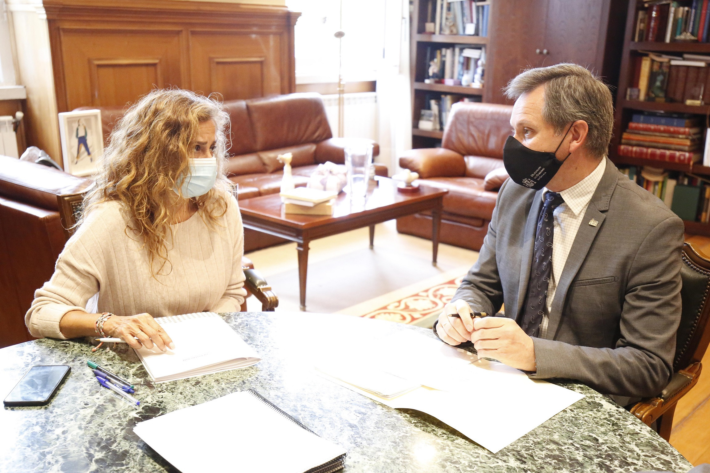 Carmela Silva y José Miñones durante la reunión de esta mañana