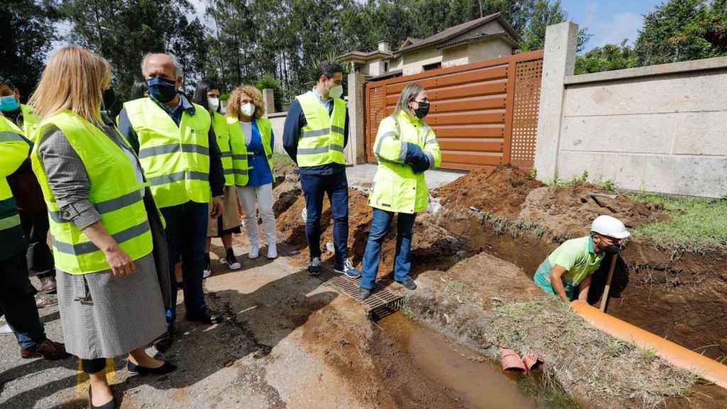 La conselleira de Infraestruturas e Mobilidade, Ethel Vázquez, supervisa los trabajos en la senda de la parroquia de Parderrubias, en Salceda (Pontevedra)