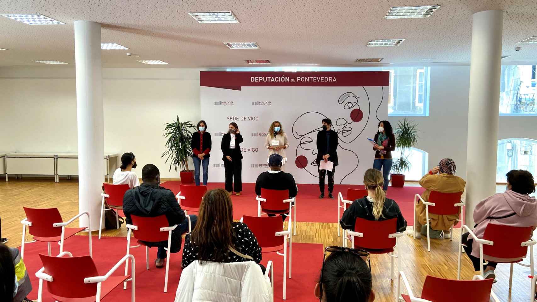 Carmela Silva durante la jornada inaugural del curso de español para extranjeros