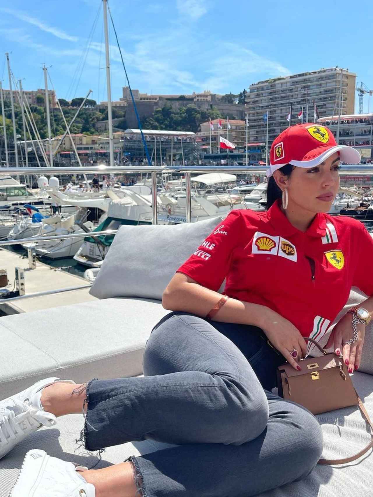 Georgina con un exclusivo estilo de la Scuderia Ferrari y costosas joyas, en Mónaco.
