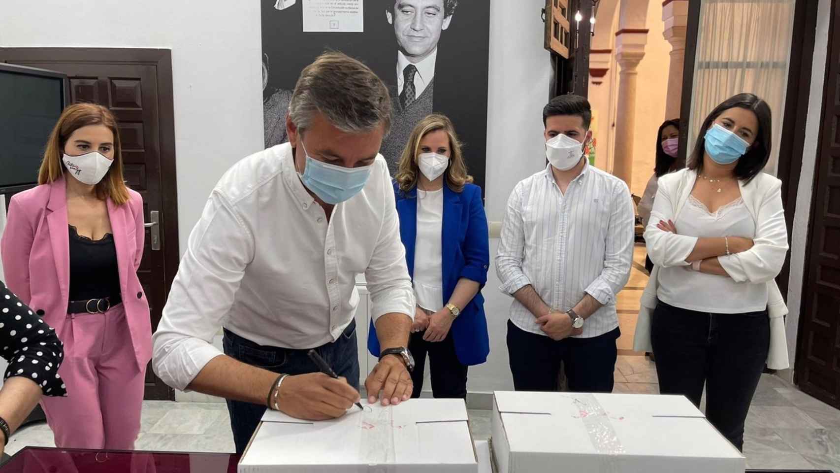 Antonio Valverde, alcalde de Salteras (Sevilla), entregando los avales de Susana Díaz