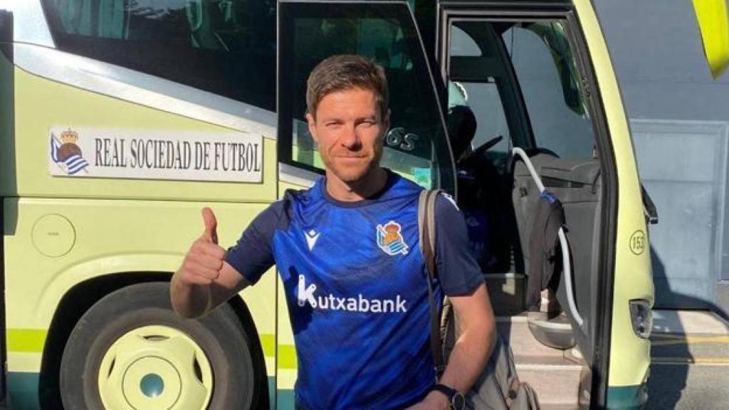 Xabi Alonso, bajando del autobús del filial de la Real Sociedad